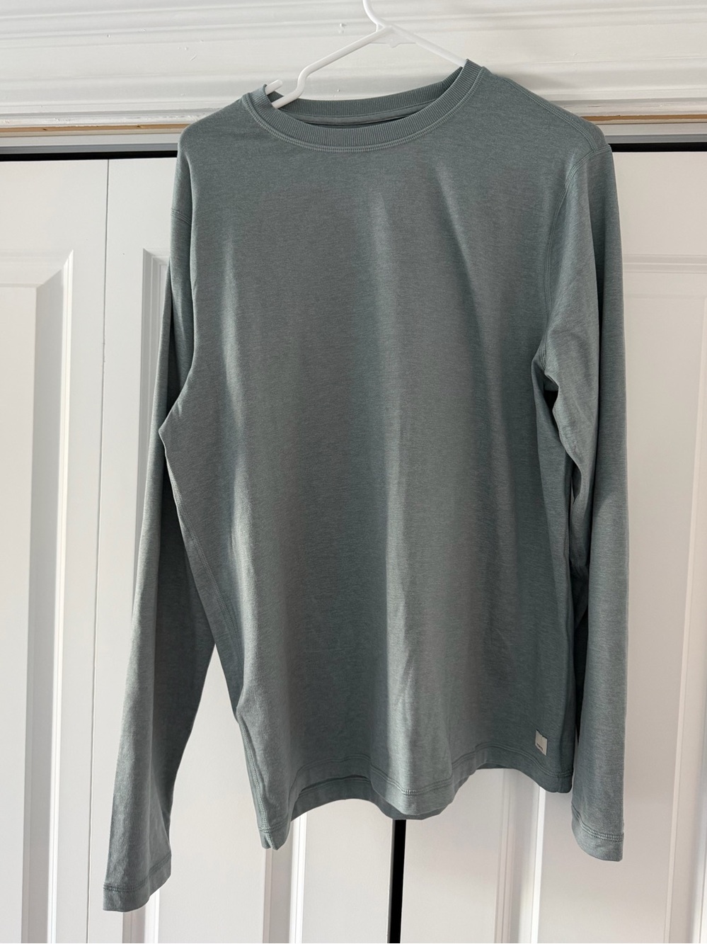 Vuori Long Sleeve Crewneck Shirt | Sage Green | Large